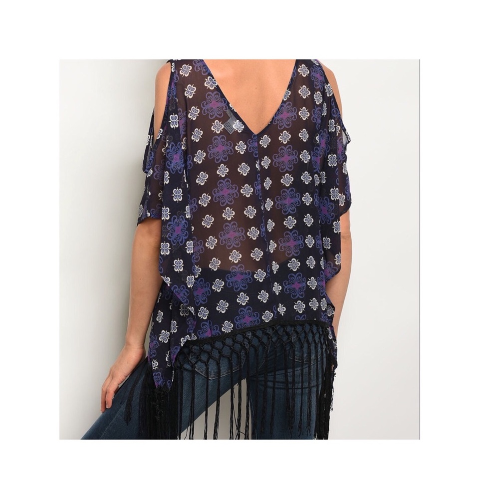 New in✨gorgeous top cut out sleeve lace and tassel